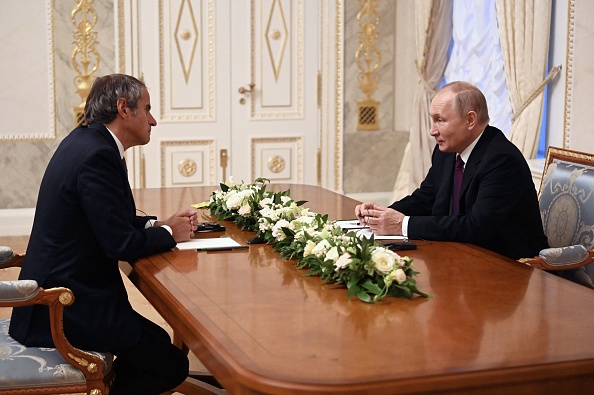 Le président russe Vladimir Poutine rencontre Rafael Grossi, directeur de l'Agence internationale de l'énergie atomique (AIEA) de l'ONU, à Saint-Pétersbourg, le 11 octobre 2022. (Photo : PAVEL BEDNYAKOV/SPUTNIK/AFP via Getty Images)