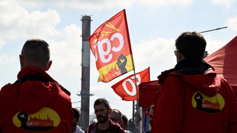 Des salariés FO et CGT en grève se rassemblent devant le site de la raffinerie TotalEnergies, à Donges, dans l'ouest de la France, le 12 octobre 2022 suite à la réquisition de personnel annoncée la veille. (Photo par DAMIEN MEYER/AFP via Getty Images)