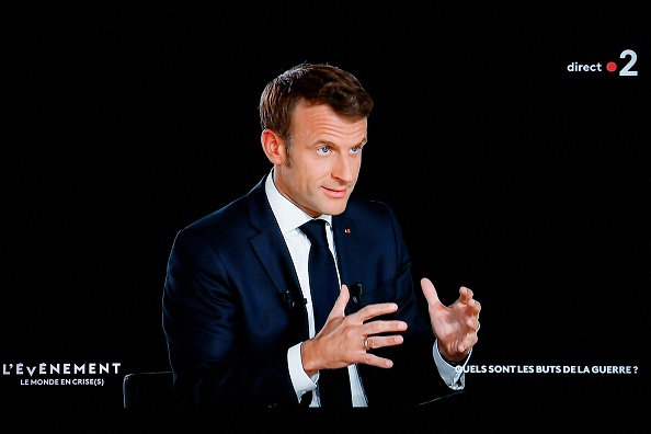 Le Président Emmanuel Macron lors d'une interview dans le cadre d'une nouvelle émission sur France 2 intitulée "L'évènement",  le 12 octobre 2022. (Photo : LUDOVIC MARIN/AFP via Getty Images)