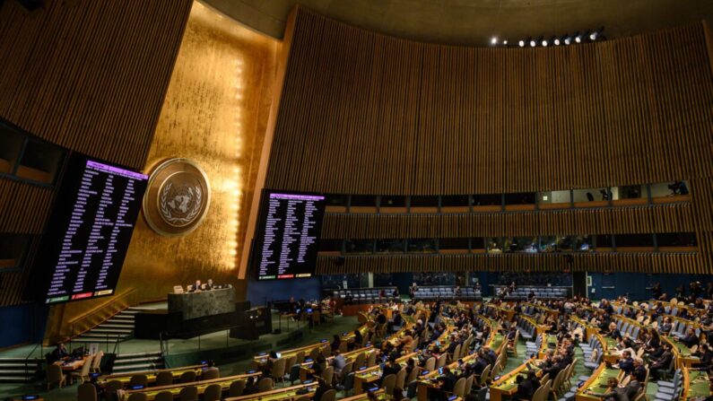 L’image générale montrant les résultats du vote lors de la réunion de l'Assemblée générale des Nations unies au siège de l’ONU à New York, le 12 octobre 2022 (ED JONES/AFP via Getty Images)
Vote à l’ONU sur l’Ukraine : seulement 4 pays rejoignent la Russie