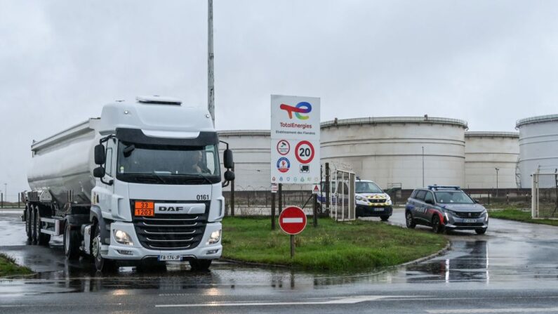Un camion-citerne quitte le site de la raffinerie TotalEnergies, à Mardyck, dans le nord de la France, le 13 octobre 2022. (Photo by DENIS CHARLET/AFP via Getty Images)