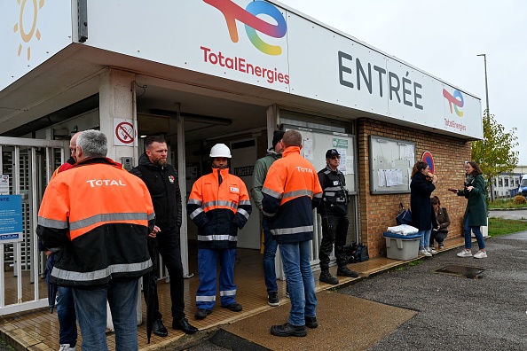 Grève de carburant. La direction du groupe pétrolier TotalEnergie avait convié les quatre syndicats représentatifs à négocier en urgence dans la nuit du jeudi 13 à ce vendredi 14 octobre. (Photo : DENIS CHARLET/AFP via Getty Images)