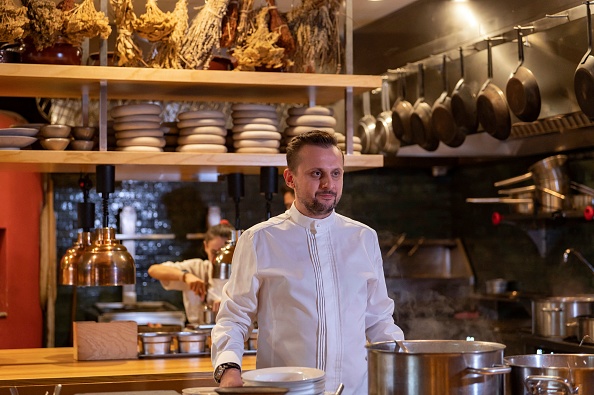 Le chef turc Fatih Tutak dans son restaurant à Istanbul, il a obtenu deux étoiles pour son restaurant le 11 octobre 2022 dans la première édition du Guide Michelin. Photo de YASIN AKGUL/AFP via Getty Images.