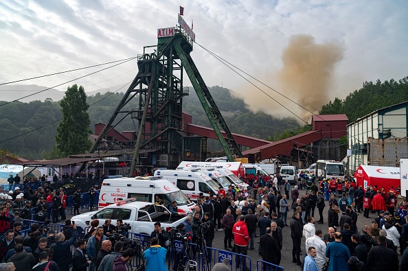 41 mineurs sont morts et 28 blessés après l'explosion dans une mine de charbon vendredi 14 octobre à Amasra dans le nord-ouest de la Turquie. (Photo YASIN AKGUL/AFP via Getty Images)