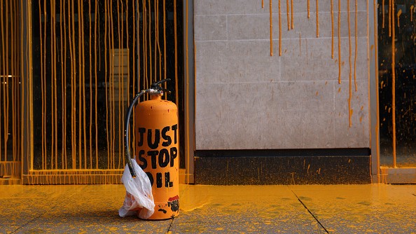 Une substance orange pulvérisée par un manifestant de Just Stop Oil, à Londres, Angleterre, le 16 octobre 2022. (Photo de Hollie Adams/Getty Images)
