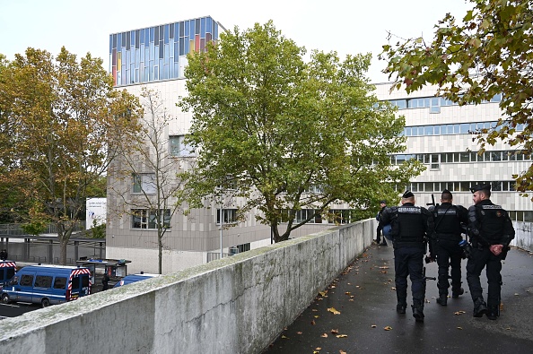 Des gendarmes patrouillent autour du lycée Joliot-Curie à Nanterre, dans la banlieue de Paris, le 17 octobre 2022. (Photo : BERTRAND GUAY/AFP via Getty Images)