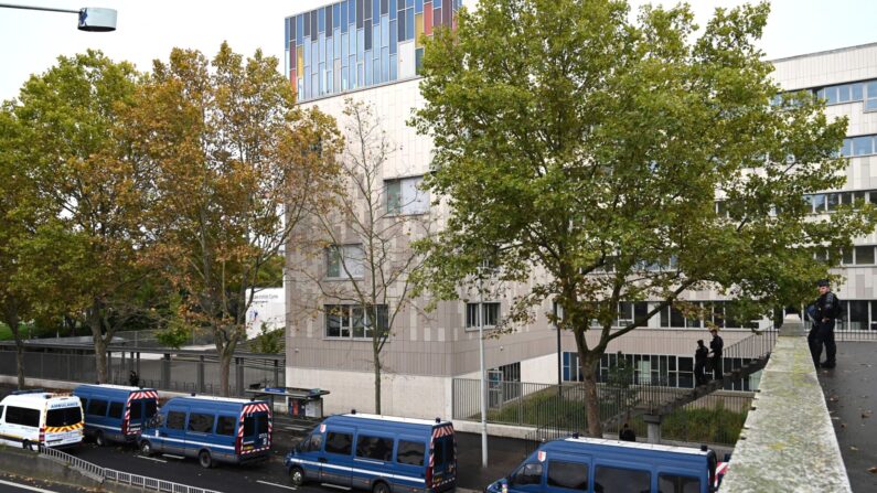 Des gendarmes surveillent les abords du lycée Joliot-Curie à Nanterre, le 17 octobre 2022. (Photo de BERTRAND GUAY/AFP via Getty Images)