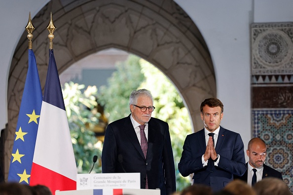 Le Président Emmanuel Macron et le recteur de la Grande Mosquée de Paris Chems-eddine Hafiz lors d'une visite pour l'exposition commémorative du siècle de l'ouverture de la Grande Mosquée de Paris, à Paris, le 19 octobre 2022.(Photo : LUDOVIC MARIN/POOL/AFP via Getty Images)