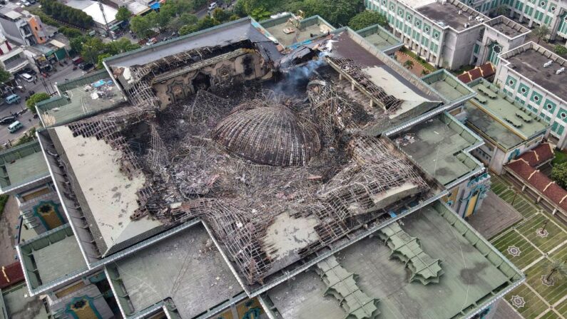 Cette photo aérienne prise le 20 octobre 2022 montre les restes fumants du dôme effondré de la mosquée du Centre islamique à Jakarta, qui a pris feu pendant des travaux de rénovation en cours. (Photo by BAGUS SARAGIH/AFP via Getty Images)