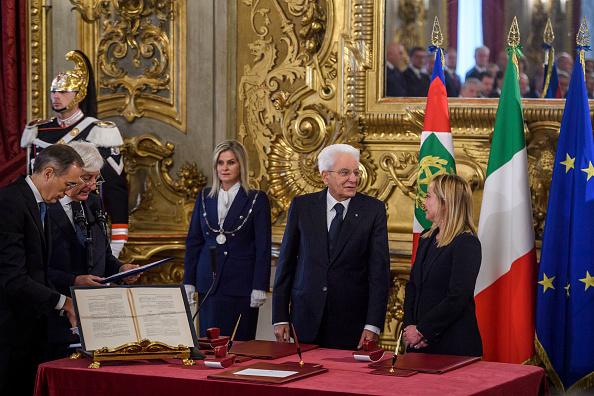 La nouvelle Première ministre Giorgia Meloni a prêté serment en présence du président Sergio Mattarella samedi 22 octobre 2022 au palais présidentiel du Quirinal à Rome. (Photo Antonio Masiello/Getty Images)