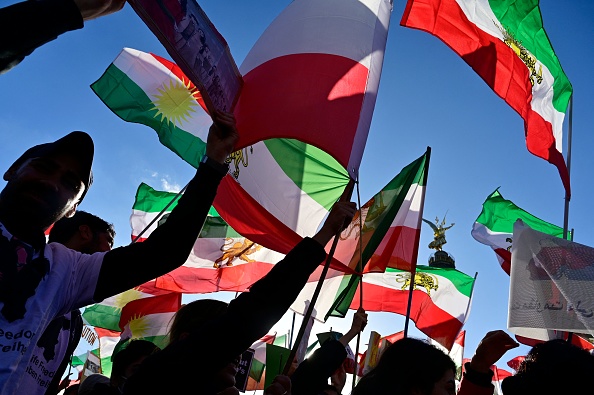 Des manifestants arborent des drapeaux iraniens et kurdes lors d'un rassemblement de soutien aux manifestations en Iran, à Berlin, en Allemagne, le 22 octobre 2022. (Photo : JOHN MACDOUGALL/AFP via Getty Images)