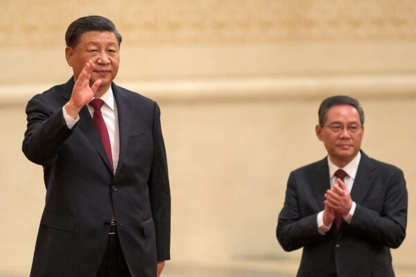 Xi Jinping au côté de Li Qiang, tout juste nommé au Comité permanent du Politburo le 23 octobre 2022. (Wang Zhao/AFP via Getty Images)