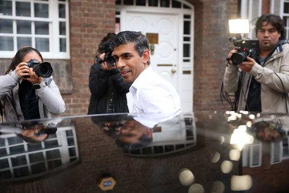 Le député conservateur Rishi Sunak quitte son bureau à Westminster le 23 octobre 2022 à Londres, en Angleterre. L'ancien chancelier Rishi Sunak a confirmé qu'il était dans la course pour être le prochain leader conservateur - et Premier ministre. 
 (Photo : Hollie Adams/Getty Images)