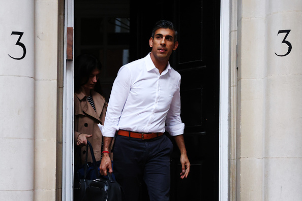 Le député conservateur Rishi Sunak quitte son bureau à Westminster le 23 octobre 2022 à Londres, en Angleterre. 
 (Photo : Hollie Adams/Getty Images)