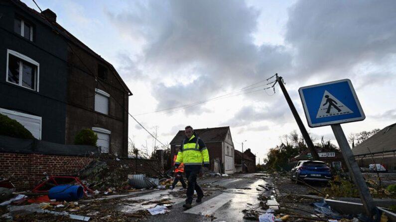 Un employé municipal passe devant les dégâts à Bihucourt, dans le Pas-de-Calais, le 24 octobre 2022, après qu'une tornade ait ravagé la ville. (Photo: SAMEER AL-DOUMY/AFP via Getty Images)