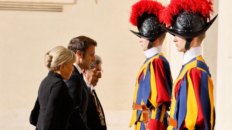 Le président français Emmanuel Macron et son épouse Brigitte Macron arrivent dans la cour San Damaso le 24 octobre 2022 au Vatican pour une audience privée avec le pape François. (Photo by LUDOVIC MARIN/AFP via Getty Images)