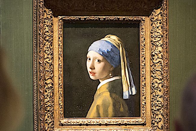 Le tableau de Johannes Vermeer "La Jeune Fille à la perle" compte parmi les œuvres qui ont été prises pour cibles par les militants écolos. (Photo : LEX VAN LIESHOUT/ANP/AFP via Getty Images)
