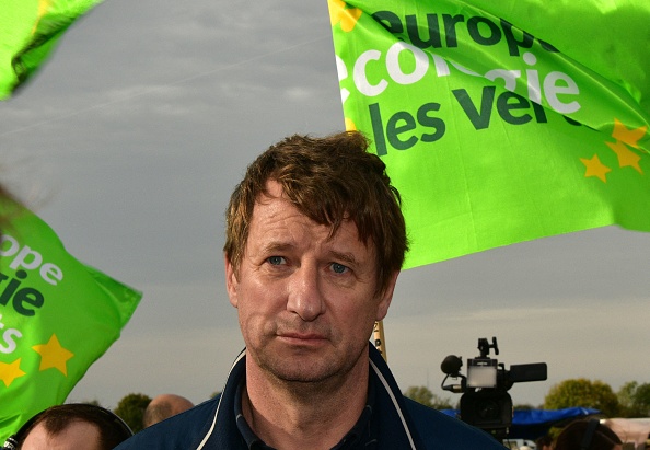  Yannick Jadot assiste à une manifestation à l'appel du collectif "Bassines Non Merci", à Sainte-Soline, dans l'ouest de la France, le 29 octobre 2022.  ( PASCAL LACHENAUD/AFP via Getty Images)