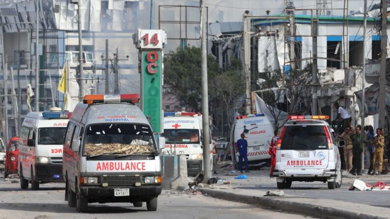 Du personnel de sécurité et des ambulances sont stationnés près de bâtiments détruits et endommagés après qu'un attentat à la voiture piégée a visé le ministère de l'Éducation à Mogadiscio, le 29 octobre 2022. (Photo: HASSAN ALI ELMI/AFP via Getty Images)