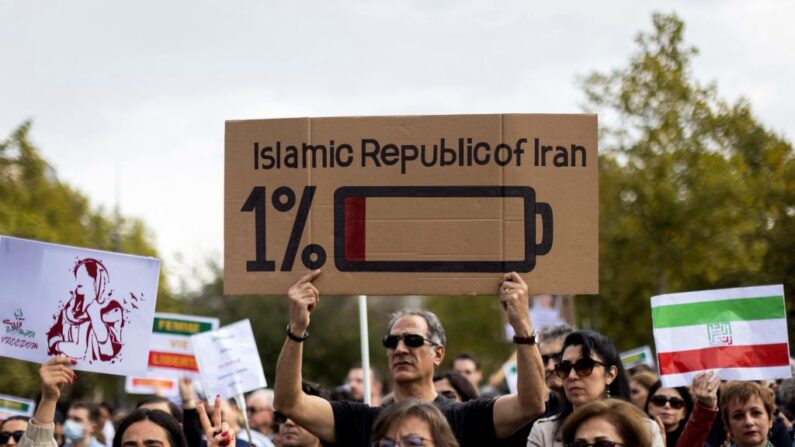 Rassemblement en soutien des manifestants en Iran sur la place de la République à Paris, le 29 octobre 2022. (Photo BEHROUZ MEHRI/AFP via Getty Images)