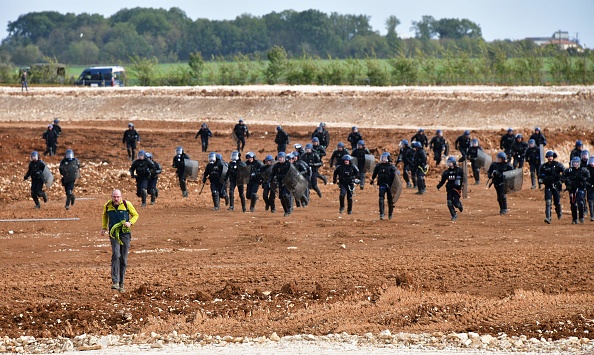 Des gendarmes antiémeute lors de la manifestation "Bassines, Non Merci" à Sainte-Soline, le 29 octobre 2022. (Photo:  PASCAL LACHENAUD/AFP via Getty Images)