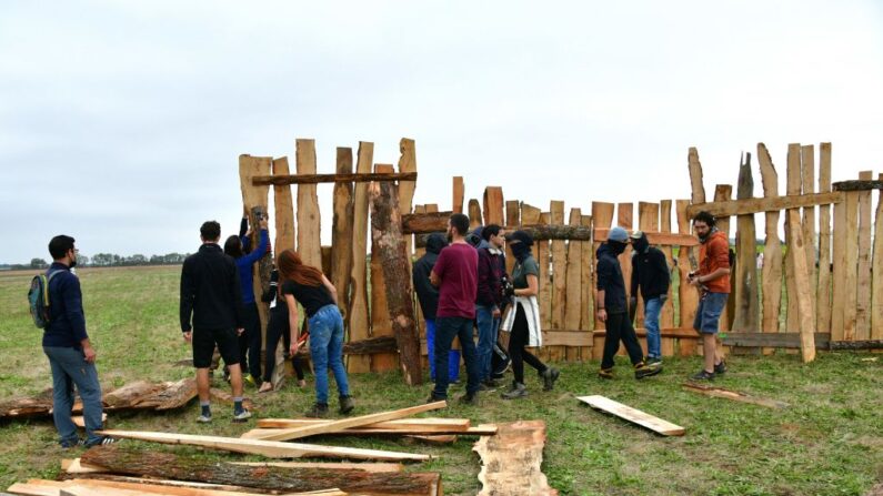 Des militants construisent une barricade près du site de construction d'une nouvelle réserve d'eau pour l'irrigation agricole, à Sainte-Soline, dans l'ouest de la France, le 30 octobre 2022. (Photo: PASCAL LACHENAUD/AFP via Getty Images)