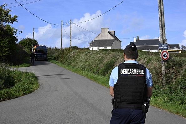 La mère de famille retrouvée morte dimanche à Carantec (Finistère) avec son mari et ses deux enfants avait signalé à la gendarmerie avoir reçu une "gifle" le 8 octobre, sur fond de séparation difficile du couple, a révélé lundi le parquet. (Photo DAMIEN MEYER/AFP via Getty Images)