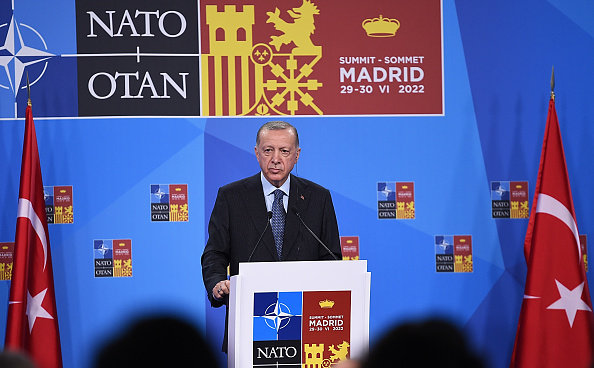 Recep Tayyip Erdogan, président turc, tient sa conférence de presse au sommet de l'OTAN le 30 juin 2022 à Madrid, en Espagne. Photo de Denis Doyle/Getty Images.