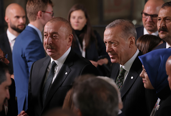 Le président azerbaïdjanais Ilham Aliyev (à gauche) et le président turc Recep Tayyip Erdogan assistent à la réunion inaugurale de la Communauté politique européenne (CPE) au Château de Prague, le 06 octobre 2022 à Prague, en République tchèque. (Photo : Sean Gallup/Getty Images)