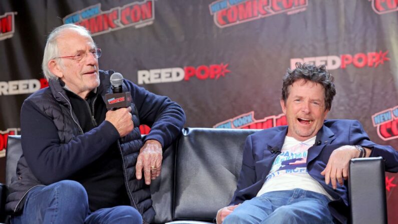 Les acteurs Christopher Lloyd et Michael J. Fox assistent à la présentation de "Back to the Future Reunion" au New York Comic Con, le 8 octobre 2022 à New York. (Crédit photo Mike Coppola/Getty Images for ReedPop)