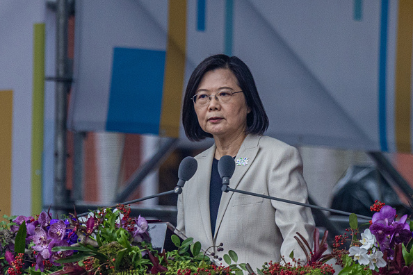 La présidente de Taïwan, Tsai Ing-wen, prononce un discours à l'occasion de la fête nationale de Taïwan, le 10 octobre 2022 à Taipei, Taïwan. (Photo : Annabelle Chih/Getty Images)