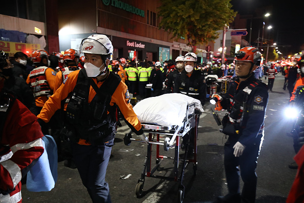 Les services d'urgence transportent une personne après une bousculade lors d'une fête d'Halloween, dans la nuit du 29 au 30 octobre 2022 à Séoul, en Corée du Sud. (Photo :  Chung Sung-Jun/Getty Images)