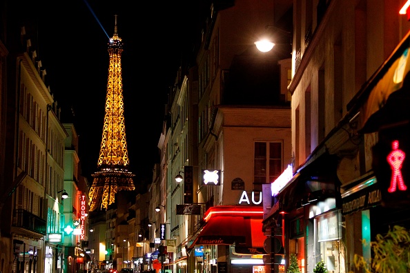 À partir du 1er décembre 2022, la Ville de Paris va demander à ses exploitants d'éteindre les publicités lumineuses dans ses rues de 23h45 à 6h00.        (Photo : LUDOVIC MARIN/AFP via Getty Images)