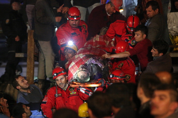Un mineur est transporté dans une ambulance par des secouristes de la mine de charbon. Photo par Ozgu Ozdemir/Getty Images.