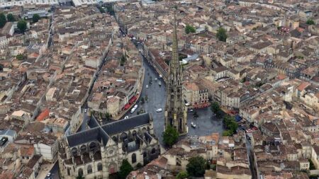 Bordeaux : un échafaudage de 120 m de haut pour restaurer l’emblématique flèche Saint-Michel