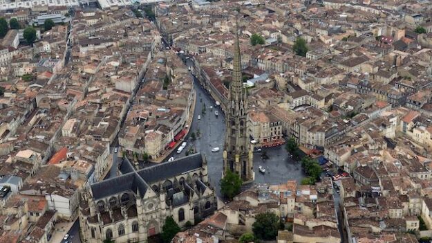 Bordeaux : un échafaudage de 120 m de haut pour restaurer l’emblématique flèche Saint-Michel