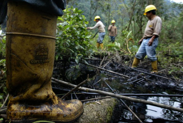 -Illustration- Des travailleurs de l'armée équatorienne tentent d'arrêter un déversement de pétrole sur le flanc du volcan, dans la province équatorienne de Napo. Photo PABLO COZZAGLIO/AFP via Getty Images.