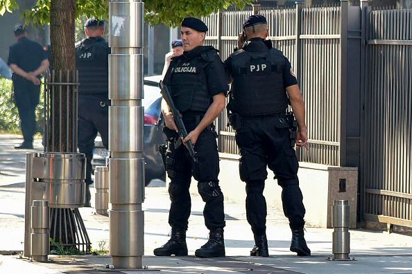 Des policiers monténégrins montent la garde devant le palais de justice du Monténégro. (Photo : SAVO PRELEVIC/AFP via Getty Images)