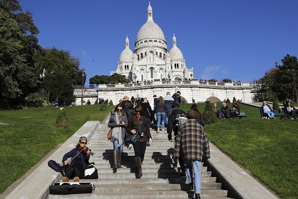 Des touristes visitent la basilique du Sacré-Cœur dans le quartier de Montmartre à Paris le 30 octobre 2017. Photo PATRICK KOVARIK/AFP via Getty Images.