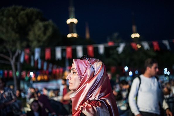 Une femme turque portant un foulard. (Photo : BULENT KILIC/AFP via Getty Images)