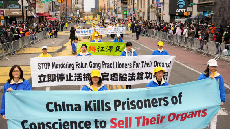 Défilé organisé par des pratiquants de Falun Gong visant à sensibiliser le public à la persécution brutale menée par le régime chinois contre cette discipline spirituelle, et le prélèvement forcé d'organes, à New York, le 13 mai 2022. (Larry Dye/Epoch Times)