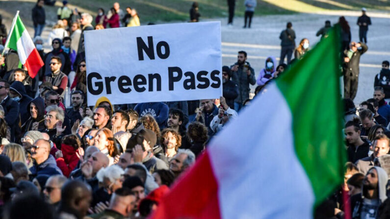 Manifestation contre le Green Pass au Circo Massimo à Rome, le 15 octobre 2021. (Tiziana FabiI/AFP via Getty Images)