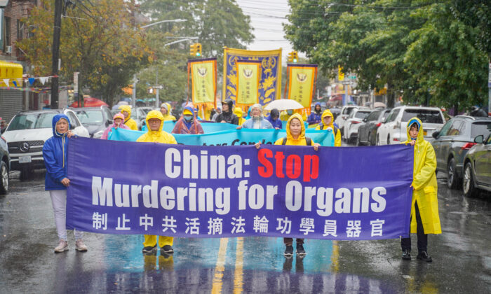 Pratiquants de Falun Gong lors d’un défilé à Brooklyn le 2 octobre 2022, pour demander la fin de la persécution du régime chinois. (Zhang Jingchu/Epoch Times)
