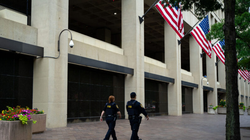 Agents des forces de l'ordre devant le bâtiment du FBI J. Edgar Hoover à Washington, le 21 juillet 2022. (Chung I Ho/Epoch Times)