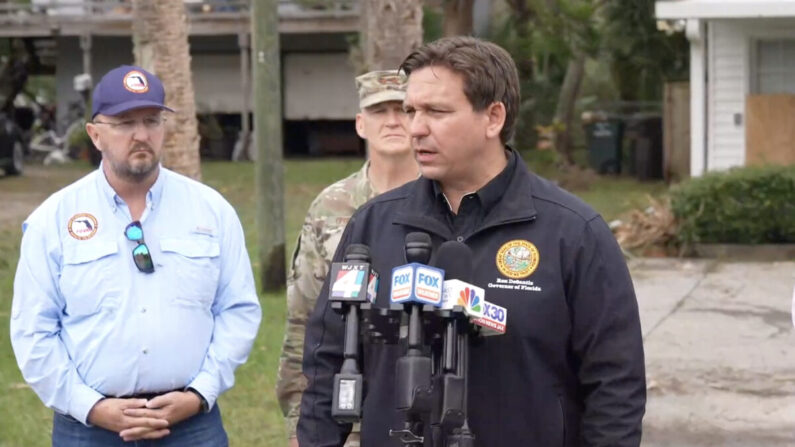 Ron DeSantis, gouverneur de Floride, fait le point sur le passage de l'ouragan Ian à St Augustine, en Floride, le 30 septembre 2022. (Florida Governor's Office via Reuters/Screenshot via NTD)