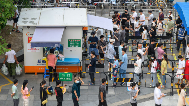 Personnes en rang pour passer un test PCR à Guangzhou, dans le Guangdong (sud), en août 2022. (STR/AFP via Getty Images)