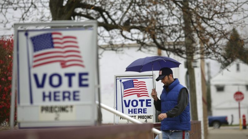 Campagne civique à l'extérieur d'un bureau de vote lors des élections de mi-mandat à Hamtramck, dans le Michigan, le 4 novembre 2014. (Joshua Lott/Getty Images)