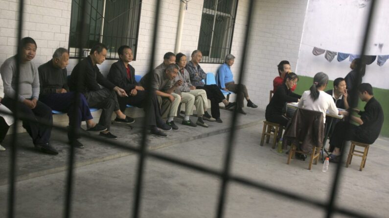 Patients d'un hôpital psychiatrique à Xian, dans la province de Shaanxi, en Chine, le 8 octobre 2006. Le nombre de personnes saines d'esprit incarcérées dans des hôpitaux psychiatriques en Chine pour avoir porté plainte auprès des autorités est en hausse. (China Photos/Getty Images)