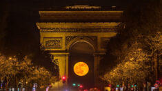 [VIDÉO] Un photographe filme la pleine lune à travers l’Arc de triomphe à Paris