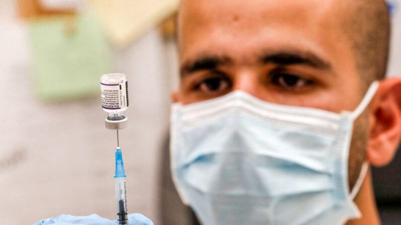 Préparation d'une dose de vaccin Pfizer-BioNTech. (Ahmad Ghababli/AFP via Getty Images)